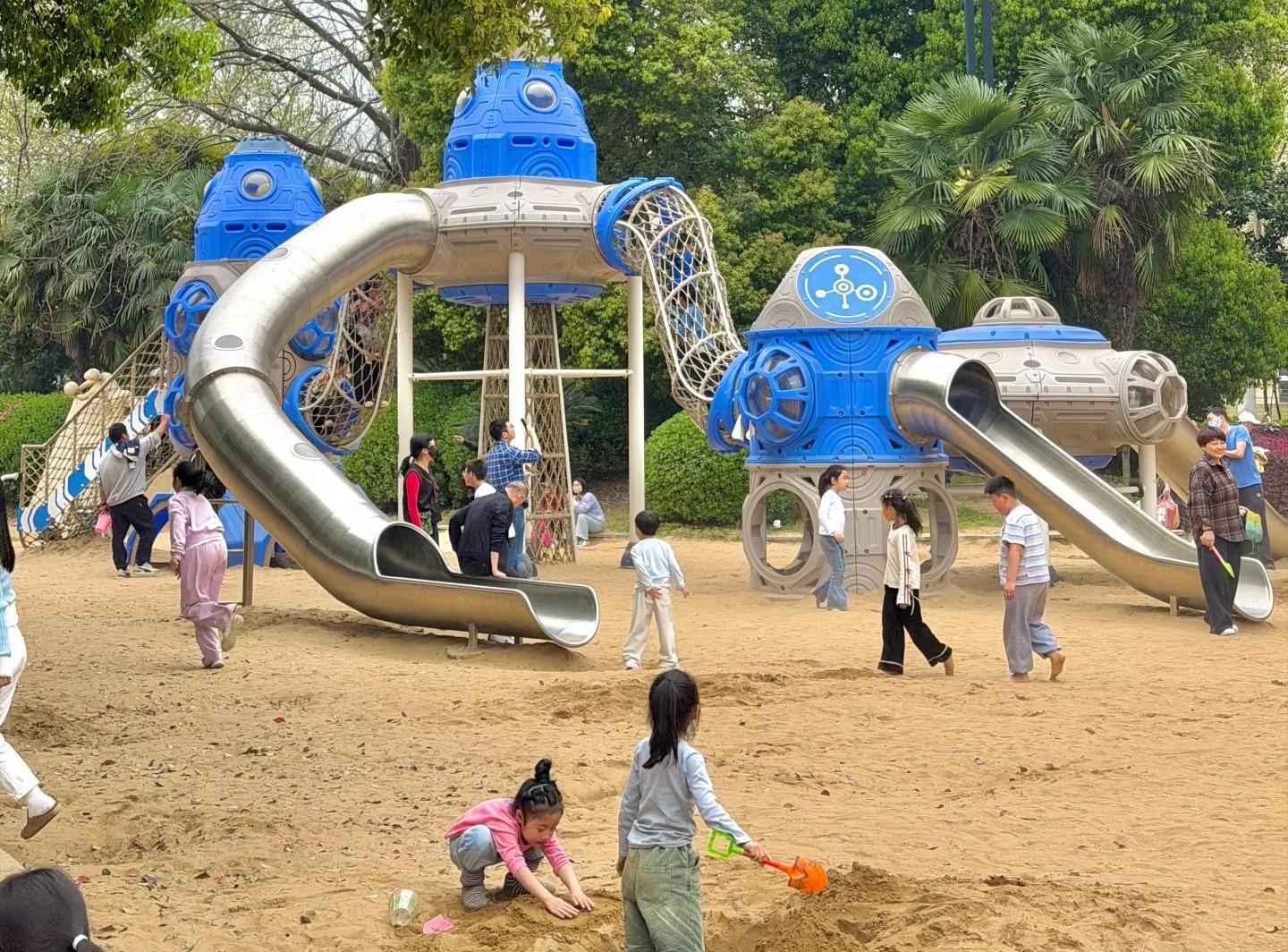 户外太空滑梯.jpg